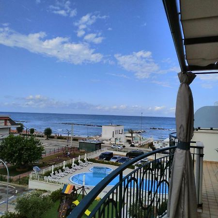Appartamento Penthouse On The Adriatic Sea Martinsicuro Esterno foto