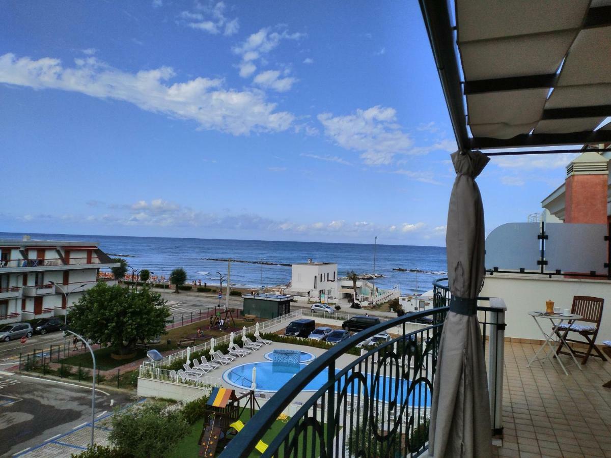 Appartamento Penthouse On The Adriatic Sea Martinsicuro Esterno foto